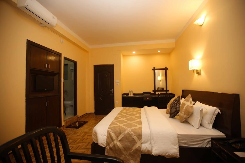 Hotel Peninsula Pokhara Exterior foto