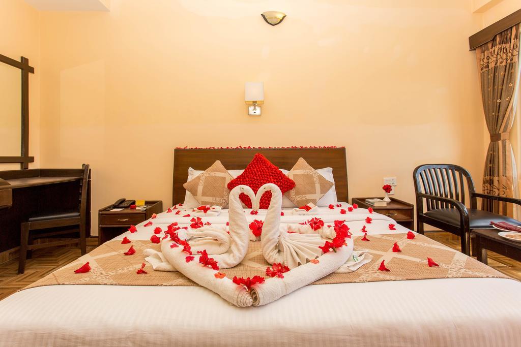 Hotel Peninsula Pokhara Exterior foto