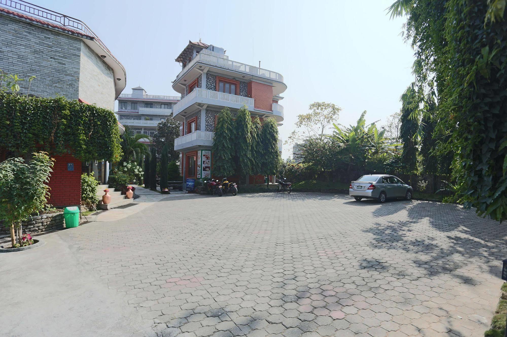 Hotel Peninsula Pokhara Exterior foto