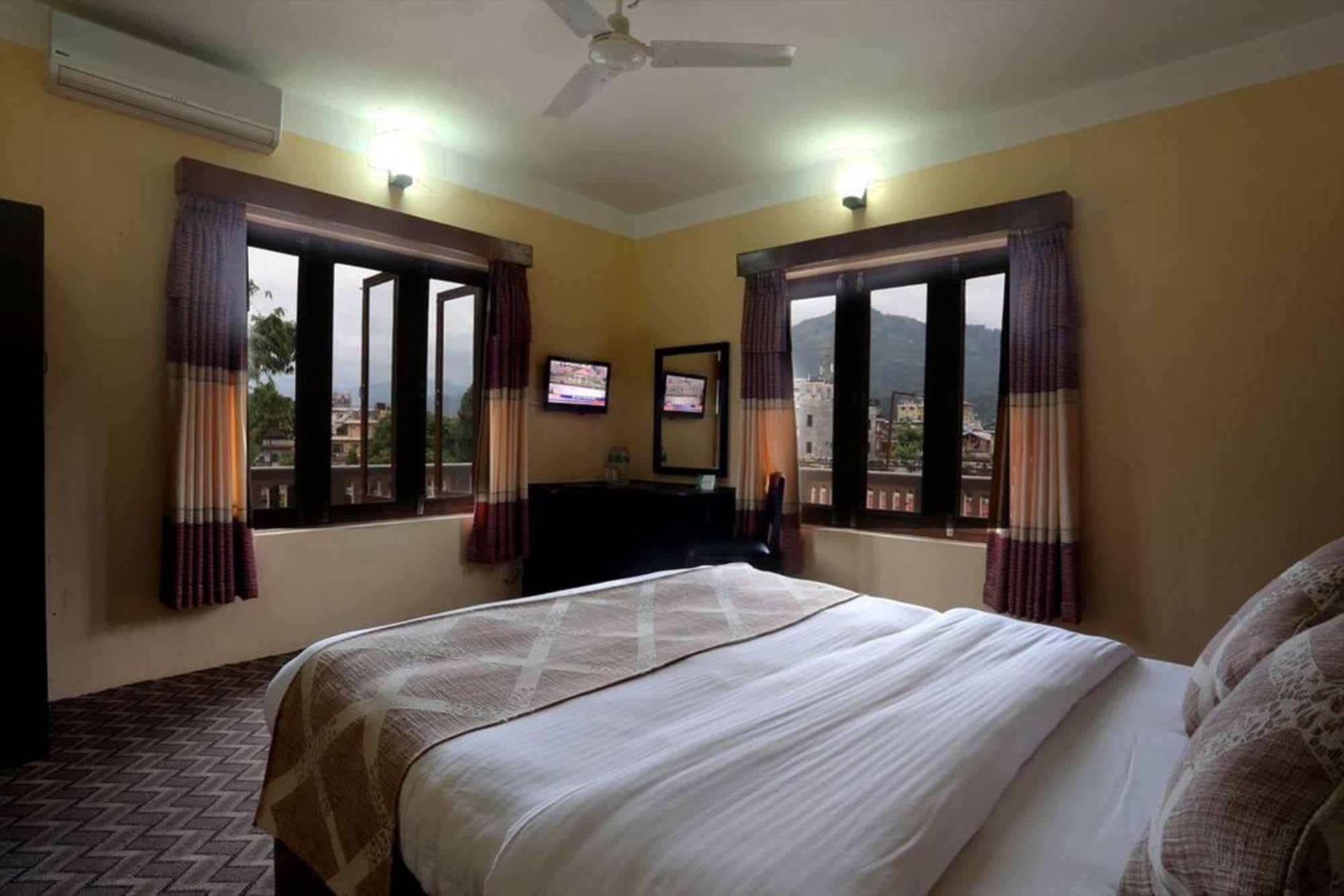 Hotel Peninsula Pokhara Exterior foto