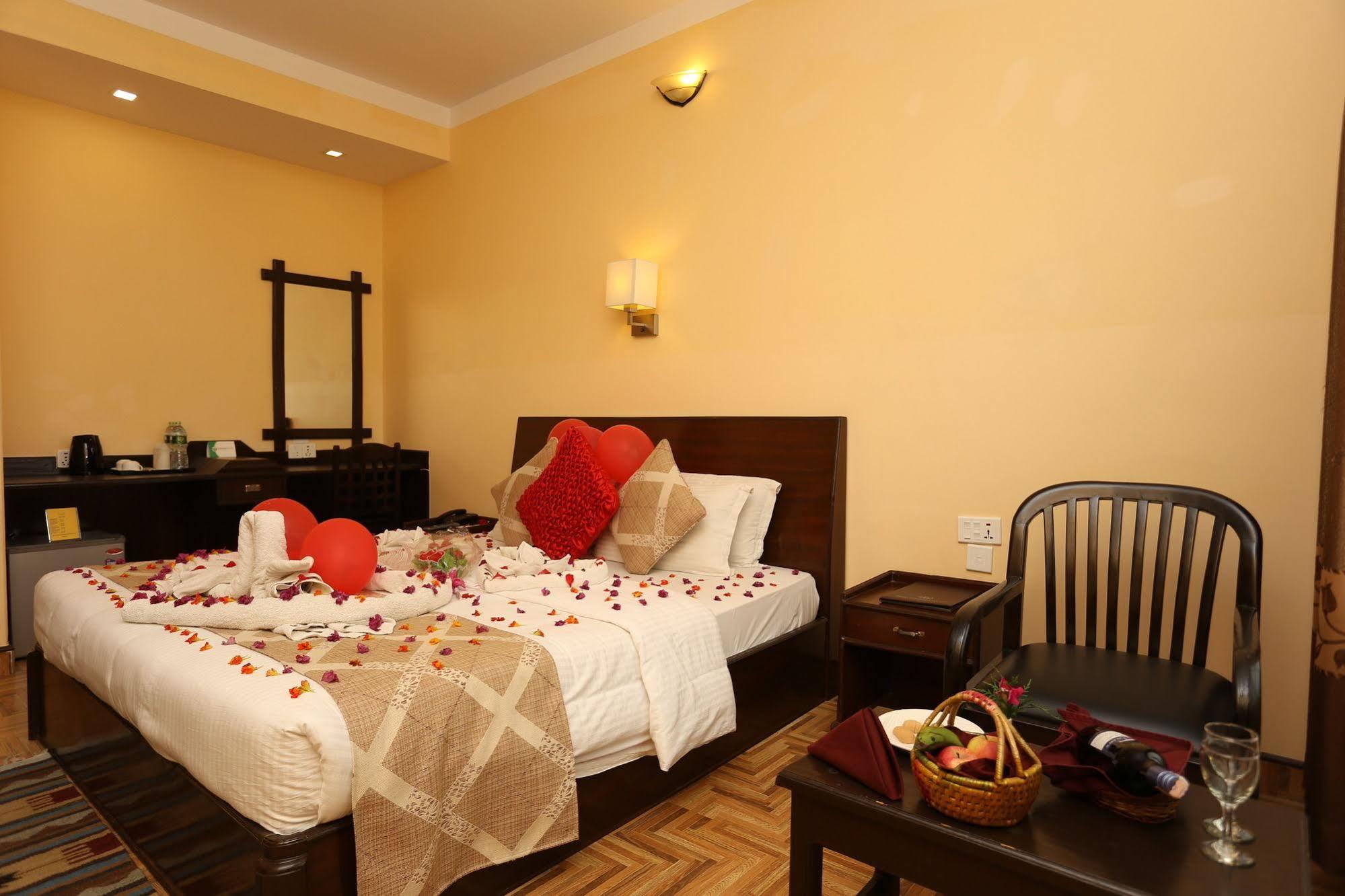 Hotel Peninsula Pokhara Exterior foto